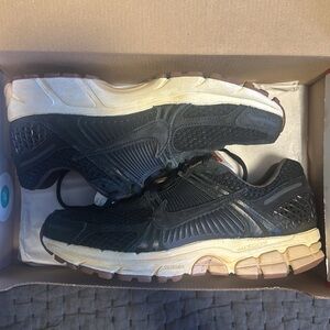 Nike Zoom Vomero 5 PRM - Black Sesame | W: 8.5 | M: 7